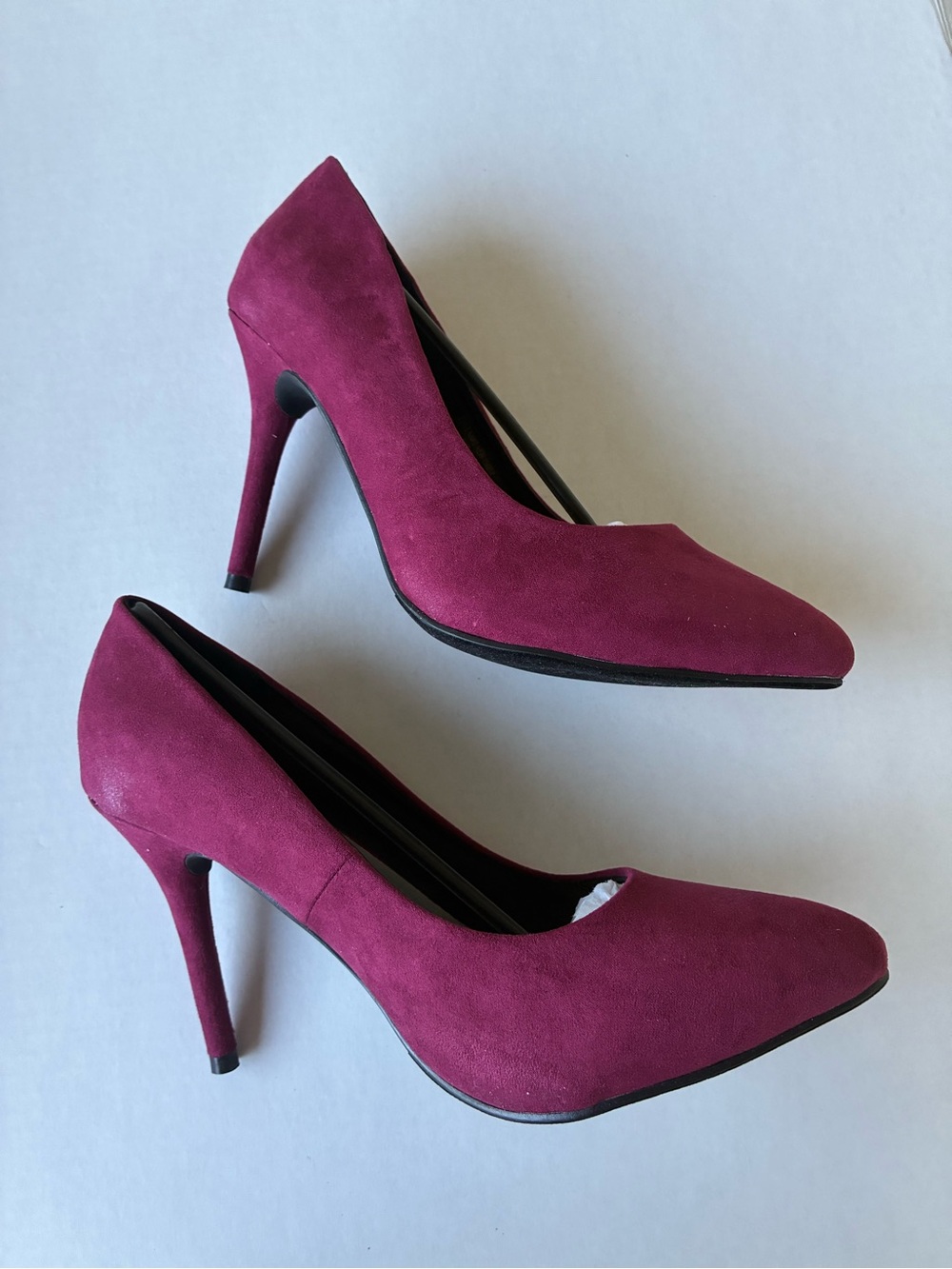 Women’s Suede Pointed-Toe Pumps in Berry